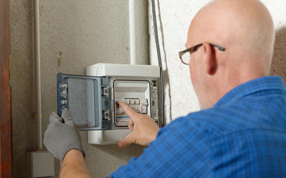 cherche électricien Paris 10